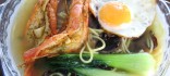 Tallarines xineses amb verdures, bolets, llagostins i ou ferrat